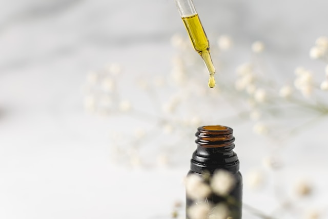Exploring the Benefits of Intimacy Oil with CBD: Enhancing Romance and Well-being